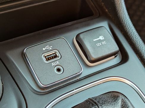 Used 2019 Jeep Cherokee Latitude Plus w/ Comfort/Convenience Group image 22