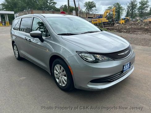 Used 2020 Chrysler Voyager L FWD image 6