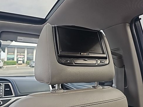 Used 2019 Toyota Highlander Limited Platinum image 17