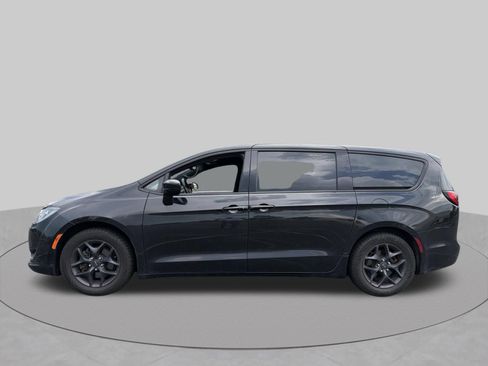 Used 2018 Chrysler Pacifica Touring Plus w/ S Appearance Package FWD image 2