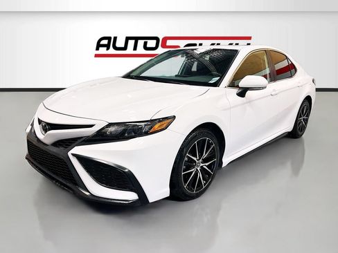 Used 2022 Toyota Camry SE w/ Convenience Package FWD image 3