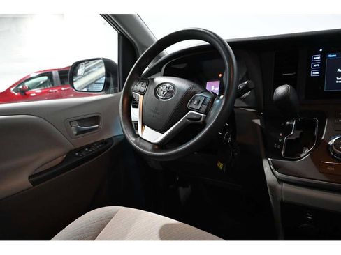 Used 2016 Toyota Sienna LE FWD image 24