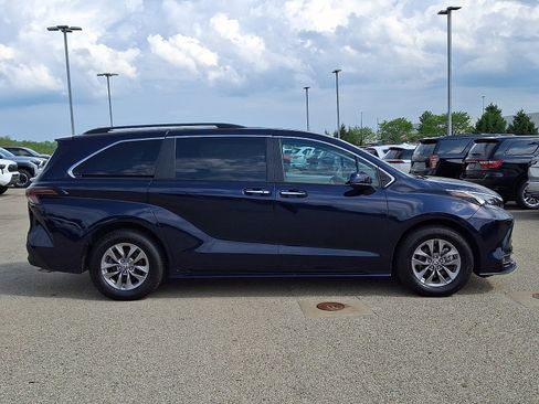 Certified 2025 Toyota Sienna XLE FWD image 7