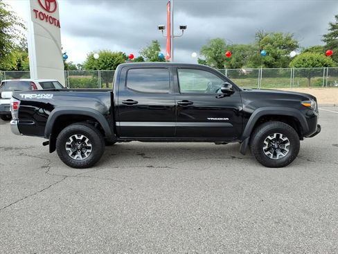 Certified 2023 Toyota Tacoma TRD Off-Road AWD/4WD image 3