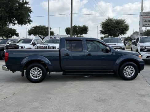 Used 2018 Nissan Frontier SV RWD image 3