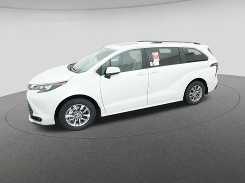 New 2026 Toyota Sienna XLE image 2