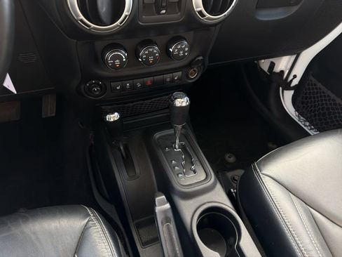 Used 2017 Jeep Wrangler Unlimited Sahara w/ Connectivity Group AWD/4WD image 15