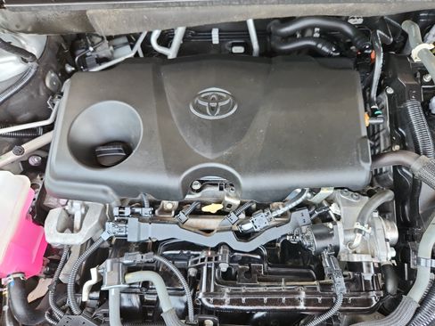 Used 2022 Toyota Highlander XLE FWD image 19