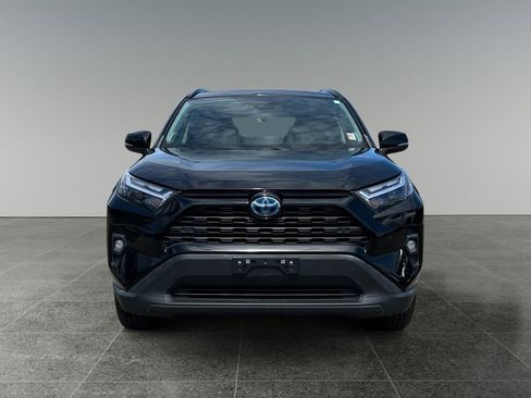 Used 2022 Toyota RAV4 XLE Premium image 3