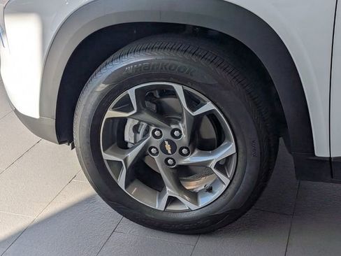 Used 2025 Chevrolet Trax LT w/ Driver Confidence Package image 4