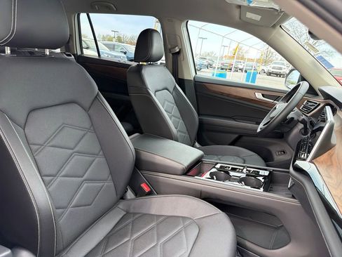 Used 2025 Volkswagen Atlas SE image 28