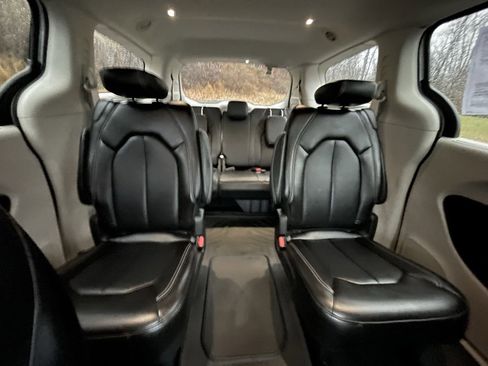 Used 2024 Chrysler Pacifica Touring-L image 15