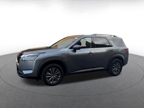 Used 2025 Nissan Pathfinder SV image 6