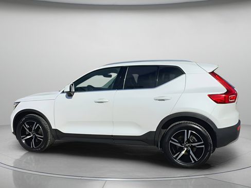Used 2023 Volvo XC40 B5 Plus image 18