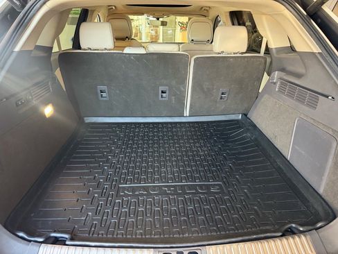 Used 2020 Lincoln Nautilus Reserve w/ Equipment Group 201A image 9