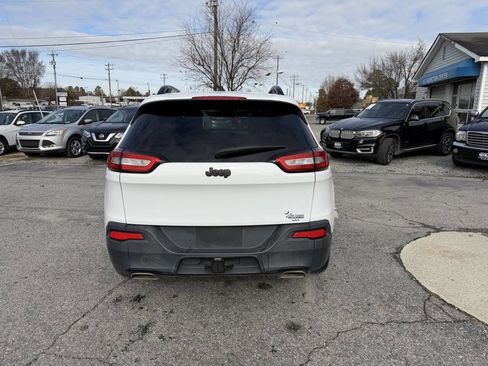 Used 2017 Jeep Cherokee Sport image 5
