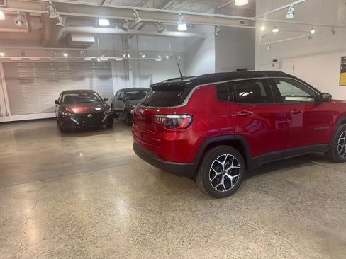 Used 2025 Jeep Compass Limited image 15