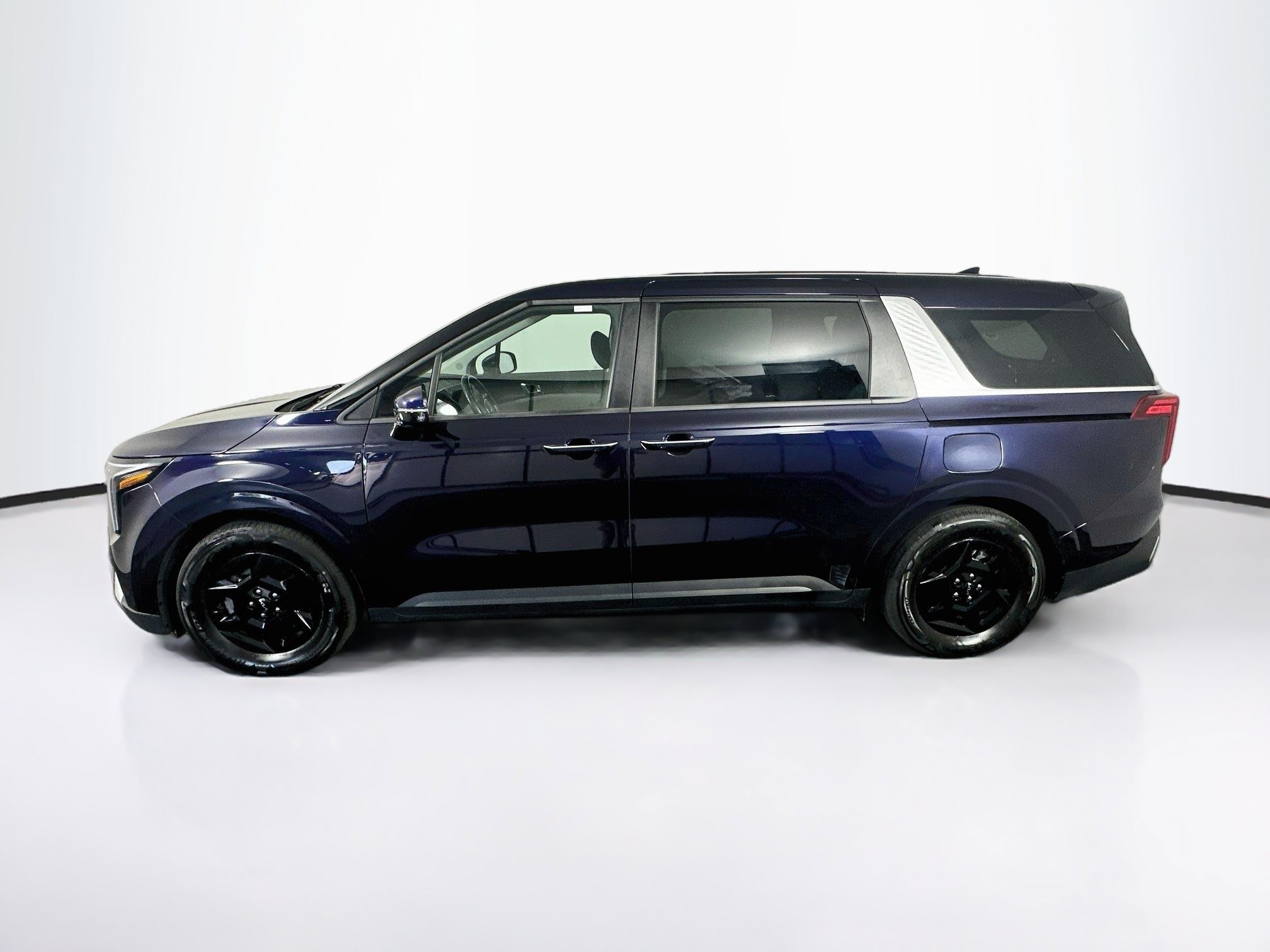 Used 2025 Kia Carnival FWD image 4