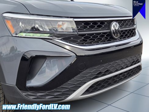 Used 2023 Volkswagen Taos SE w/ Panoramic Sunroof Package FWD image 2