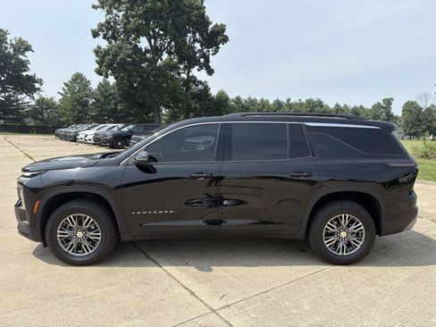 Used 2025 Chevrolet Traverse LT FWD image 5