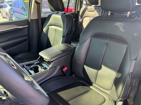 Used 2023 Jeep Grand Cherokee Limited w/ Black Appearance Package image 20