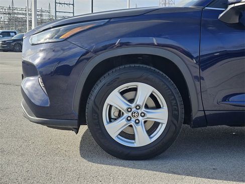 Used 2023 Toyota Highlander LE image 8