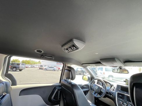 Used 2018 Dodge Grand Caravan SXT image 27