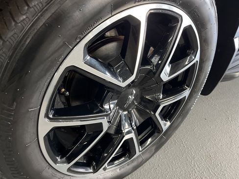 Used 2021 Chevrolet Suburban RST w/ Luxury Package image 12