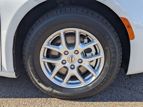 Used 2024 Chrysler Pacifica Touring-L image 10