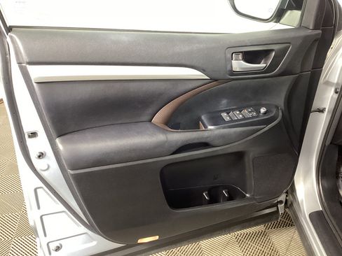 Used 2017 Toyota Highlander XLE AWD/4WD image 18