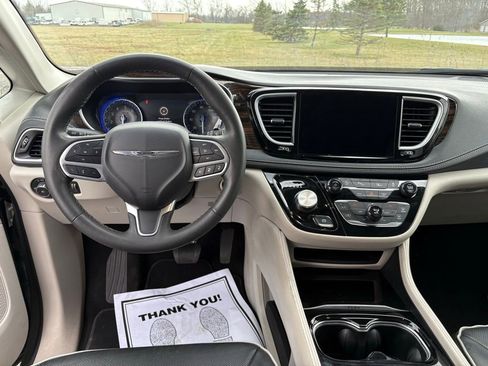 Used 2023 Chrysler Pacifica Limited image 25
