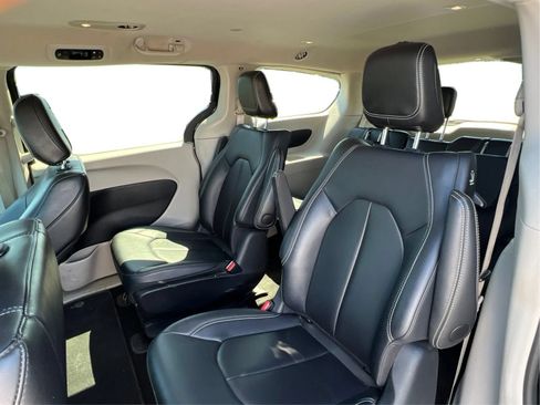 Used 2024 Chrysler Pacifica Limited FWD image 17
