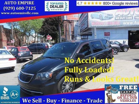 Used 2014 Chrysler Town & Country S FWD image 1