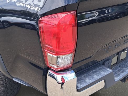Used 2017 Toyota Tacoma TRD Off-Road w/ Tow Package (A/T) AWD/4WD image 32