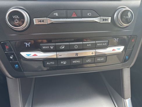 Used 2020 Ford Explorer Platinum w/ Premium Technology Package image 37