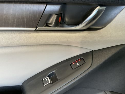 Used 2018 Honda Accord Touring image 35