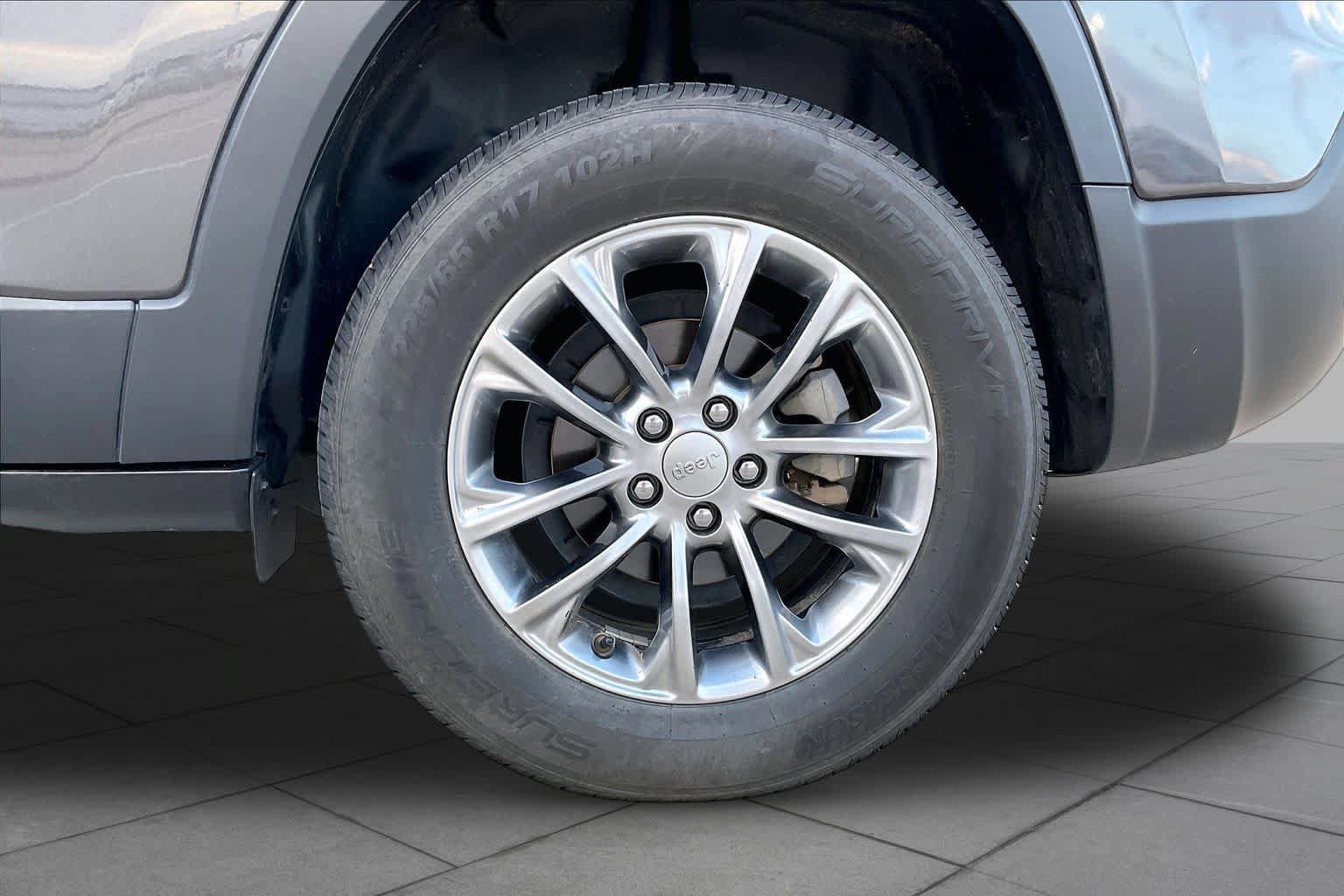 Used 2021 Jeep Cherokee Latitude Plus w/ Sun & Sound Group FWD image 12