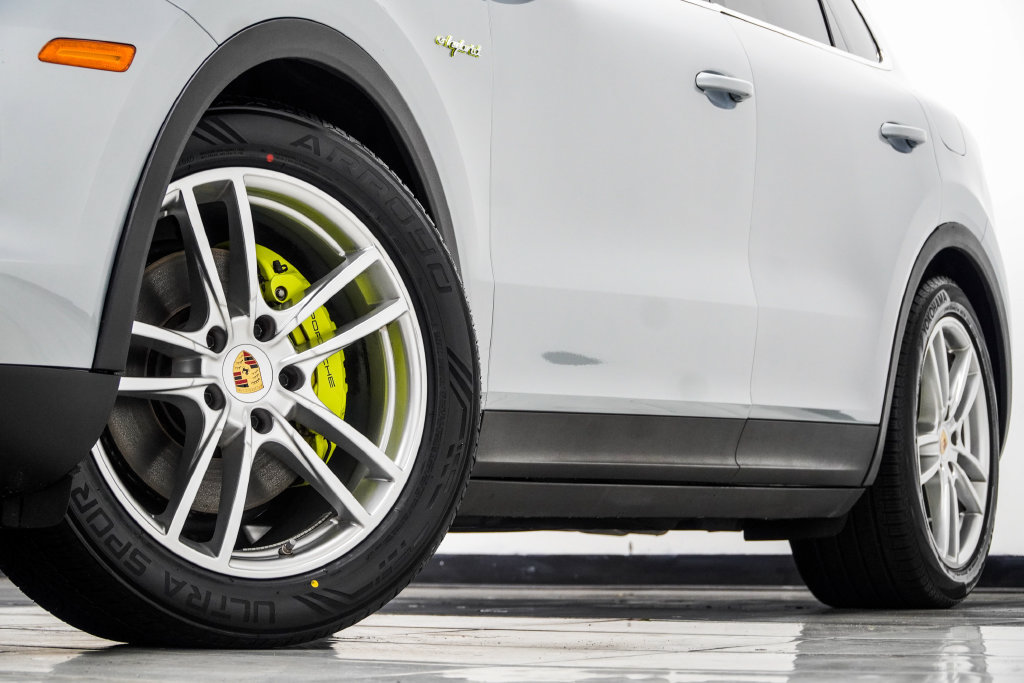 Used 2023 Porsche Cayenne w/ Premium Package AWD/4WD image 4