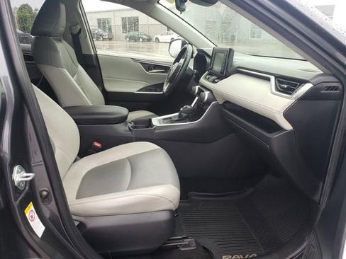 Used 2019 Toyota RAV4 XLE Premium w/ Cold Weather Package AWD/4WD image 17
