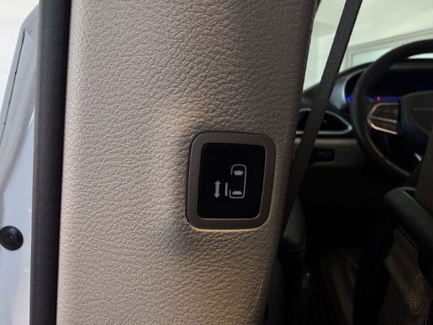 Used 2023 Chrysler Pacifica Touring-L FWD image 43