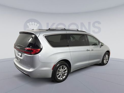Used 2022 Chrysler Pacifica Touring-L image 7