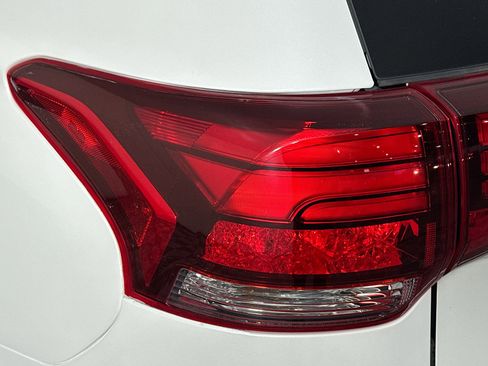 Used 2020 Mitsubishi Outlander LE image 35