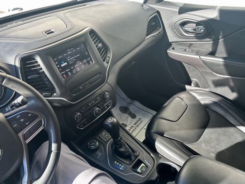 Used 2020 Jeep Cherokee Latitude Plus image 12