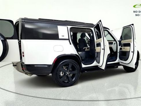 Used 2024 Land Rover Defender 130 X-Dynamic SE AWD/4WD image 19