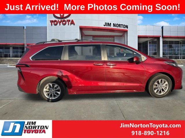 Used 2023 Toyota Sienna XLE FWD image 8