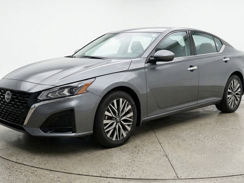 Used 2025 Nissan Altima 2.5 SV FWD image 3