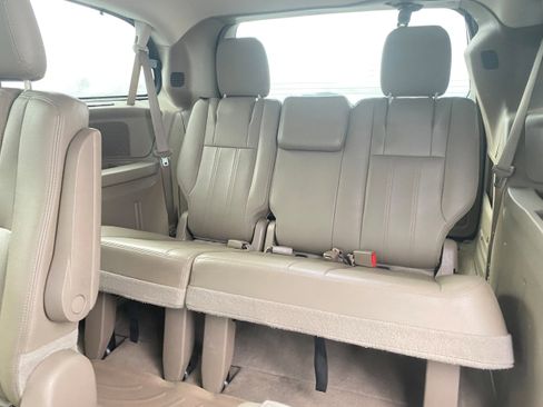 Used 2014 Chrysler Town & Country Touring image 17