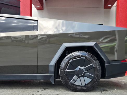 Used 2024 Tesla Cybertruck AWD Crew Cab image 6