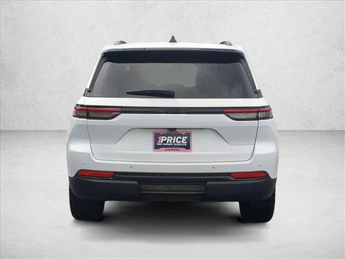 Used 2024 Jeep Grand Cherokee Altitude RWD image 7