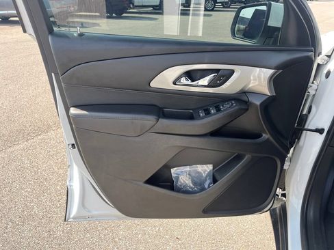 Used 2022 Chevrolet Traverse LT FWD image 12